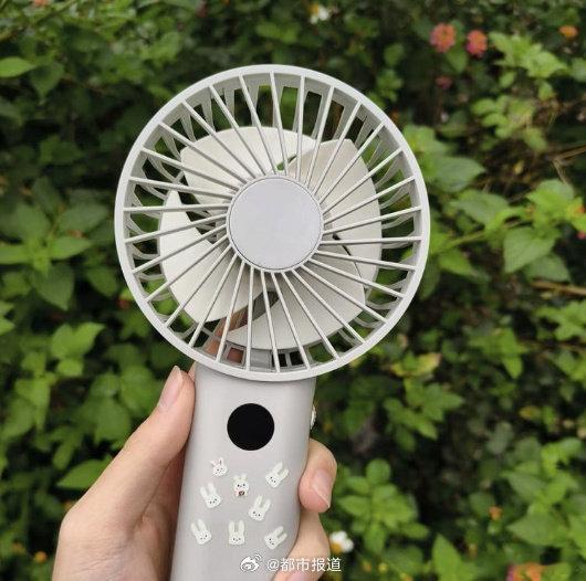 【手持风扇出圈成夏日顶流】三伏天出门靠什么 7月12日，河南体感温度直逼50度冲