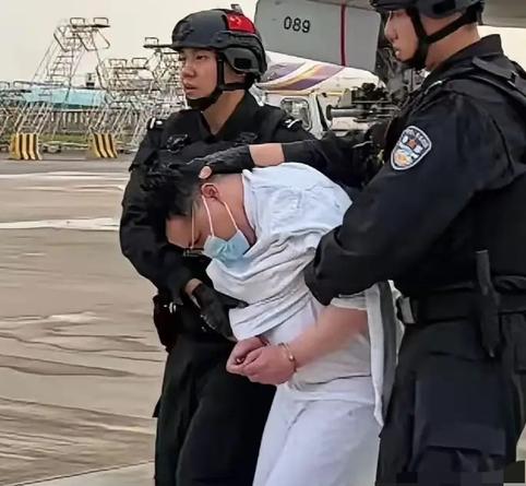 7 月 20 日，北京首都机场，一架国际航班舱门打开。走下舷梯的并非境外客商，而