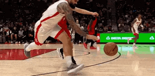 杨瀚森拼抢真的积极，这次和亚当斯的对位，差点就断球成功，可惜最终身体对抗时倒地，