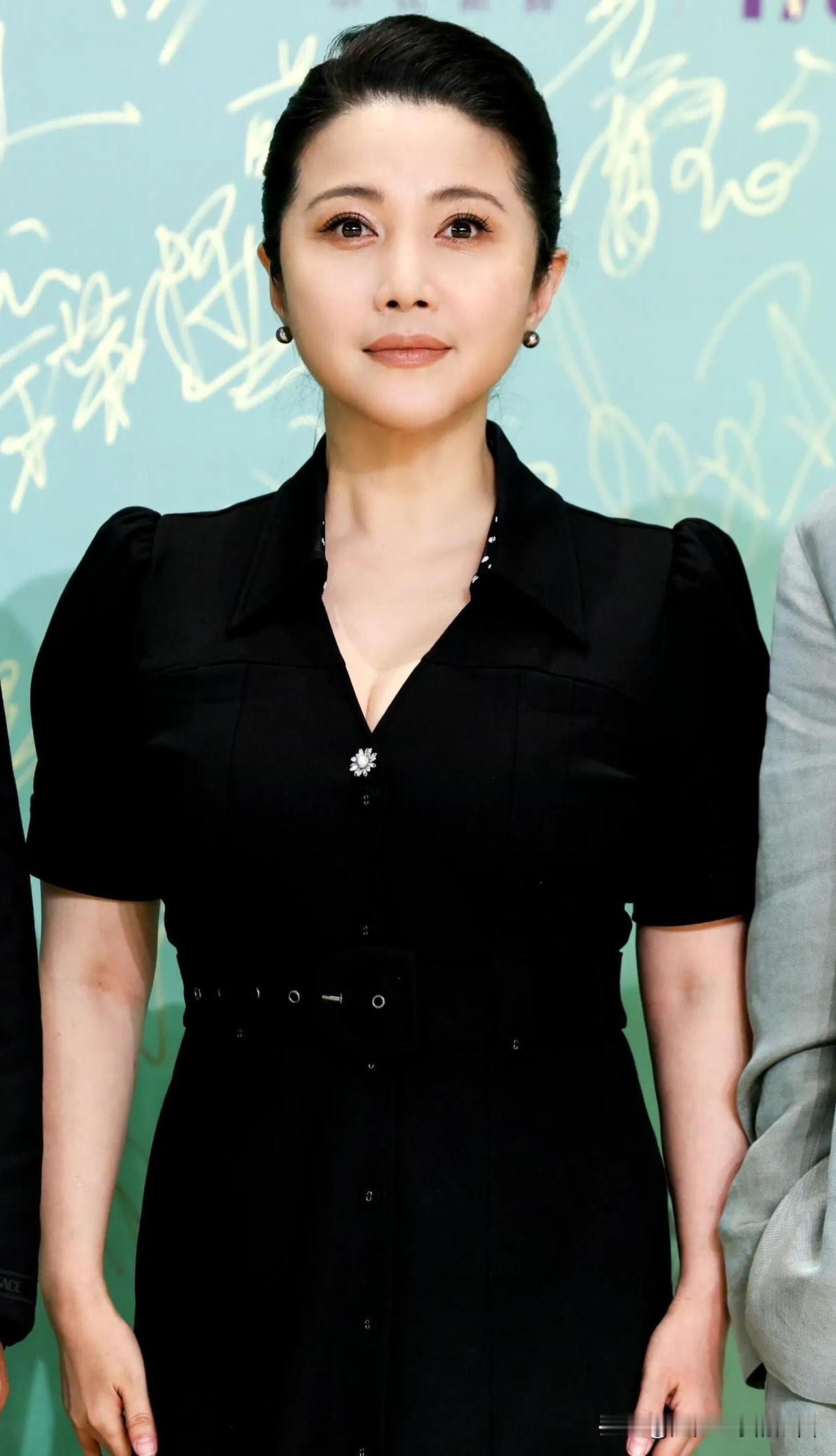 她本是学舞蹈出身，后来踏上了演艺之路，从平平无奇的一个人变成了大家喜欢的影后。