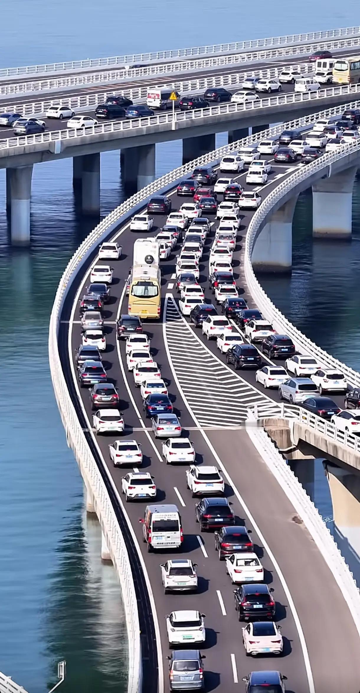 青岛假期高速公路累计驶入驶出车辆3250.95万辆，日均81.27万辆！今日，有