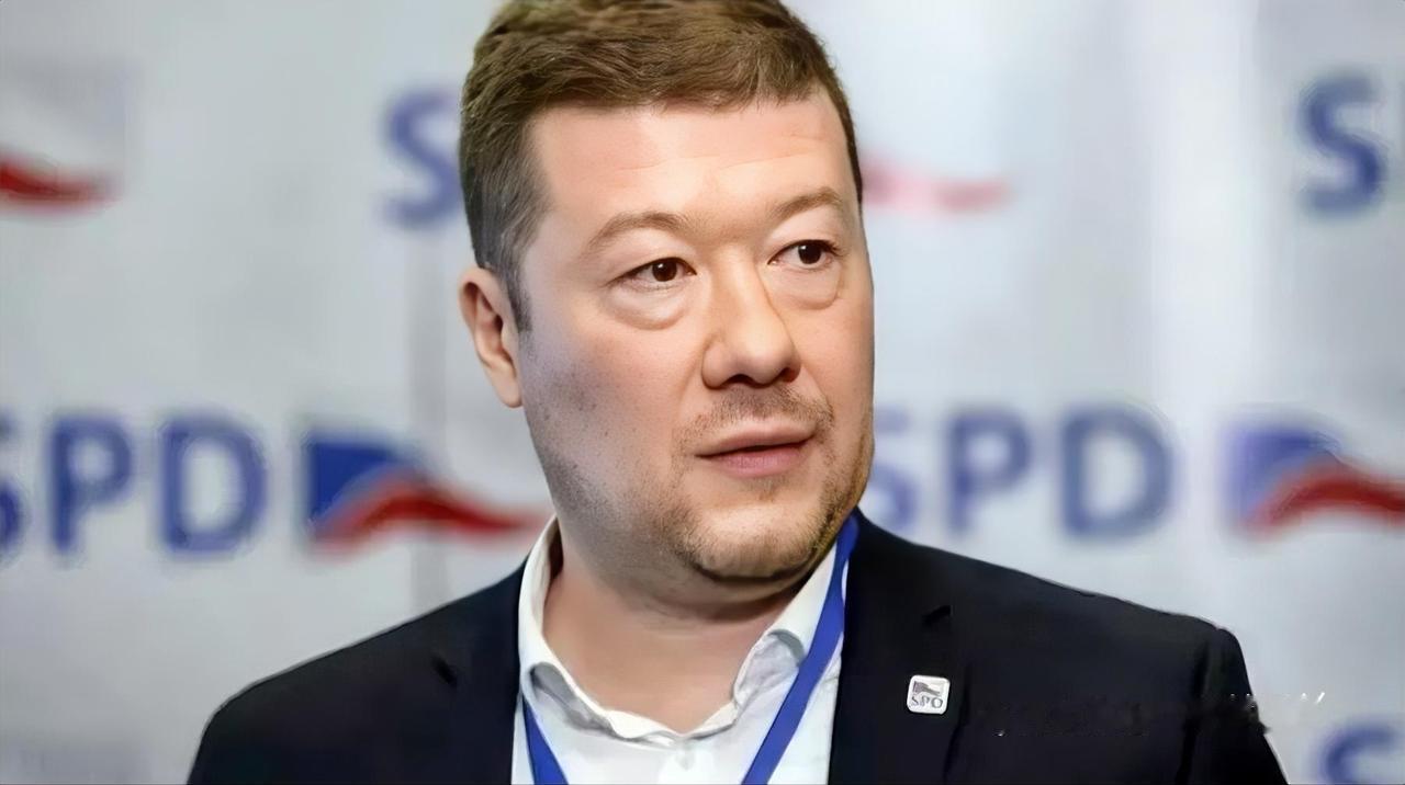 捷克下议院议长冈村富夫的新年致辞堪称“反向募捐模板”。他不仅骂乌是“泽连斯基军政