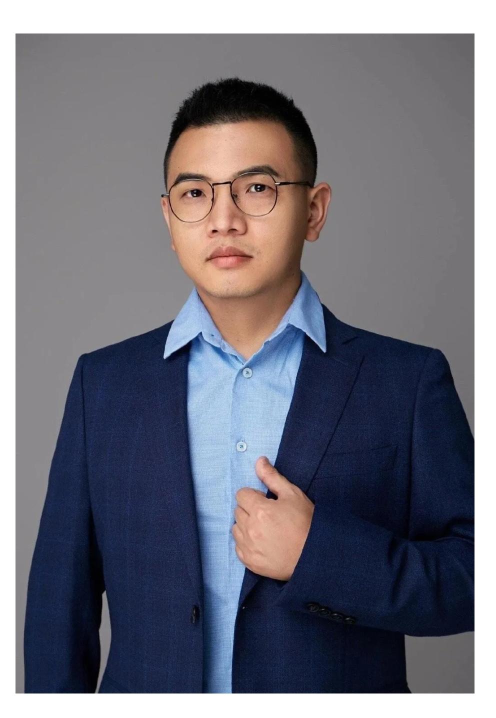 自媒体草根大V卢克文凉凉，一个小镇中专生，从电商赛道摇身一变成国际问题专家，指点