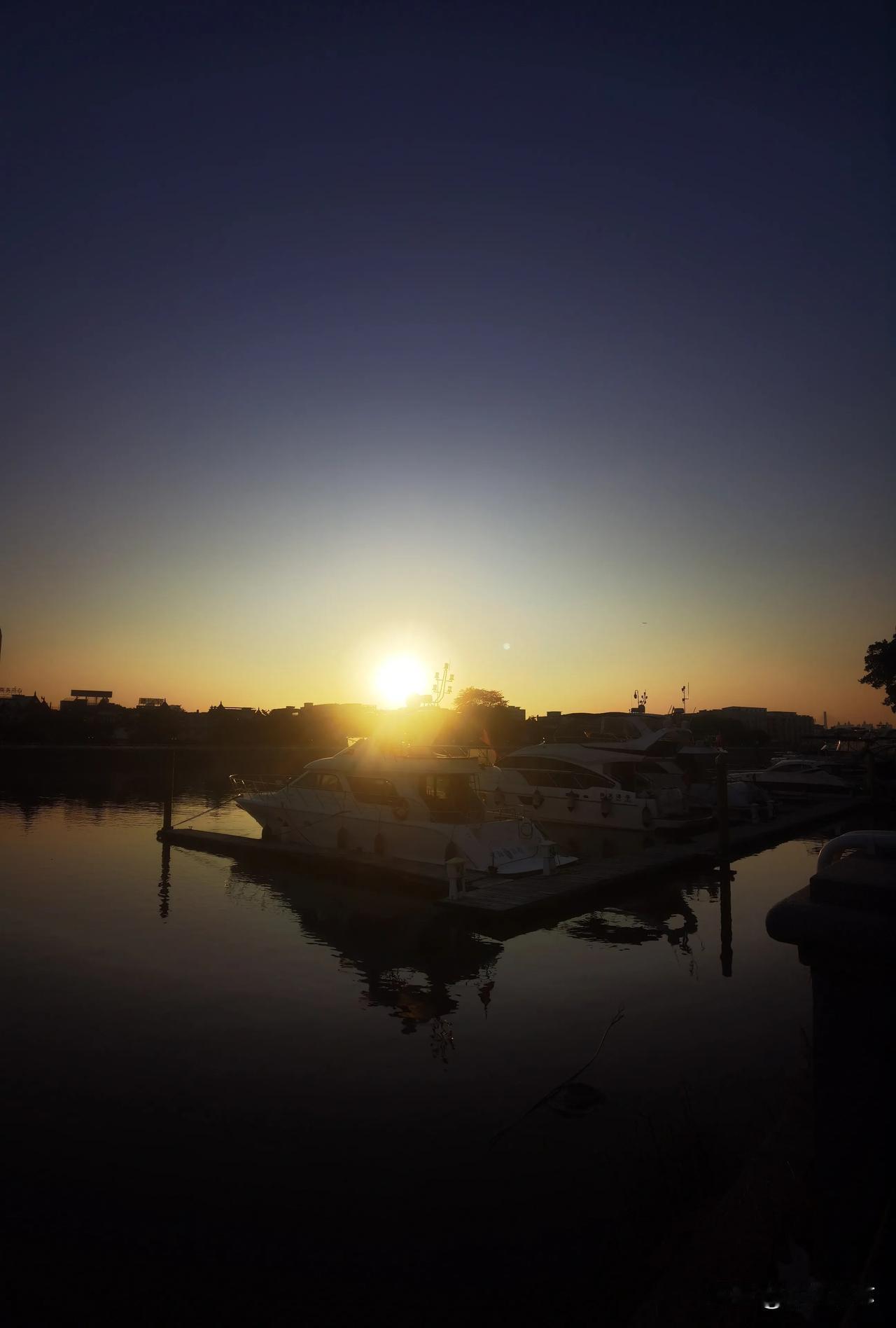 我拍到的落日瞬间落日余晖，那一抹夕阳美如画，大自然的美好，每天上演，美仑美奂！[