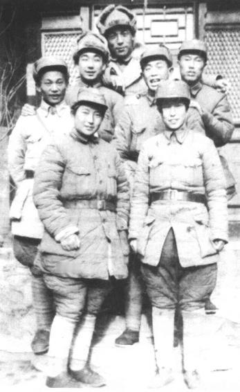 1941年于晋察冀四分区司令部驻地。后排右一为邓华，前排左一为邓华夫人李玉芝，前
