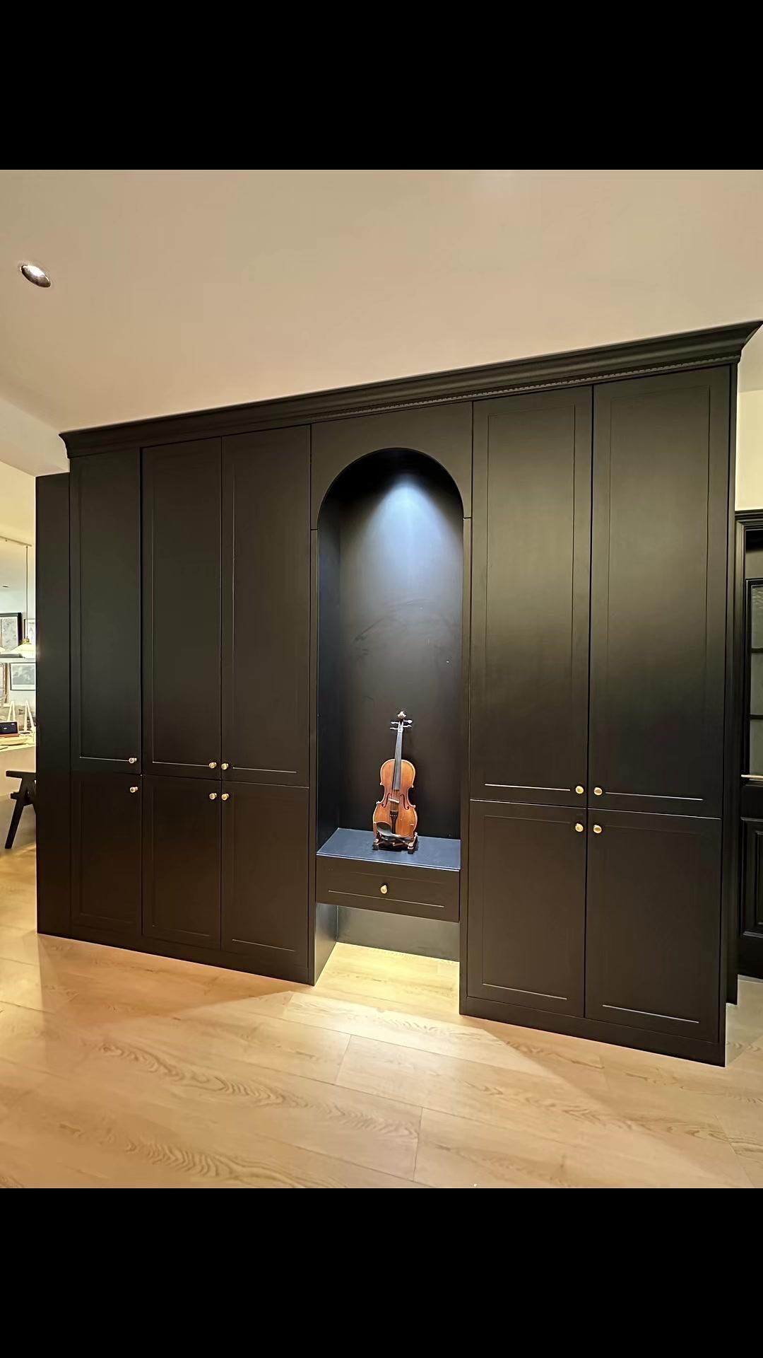 🎀玄关柜总长3.18米，高2.62米。
设计：
1️⃣分为室外鞋区、小工具区、