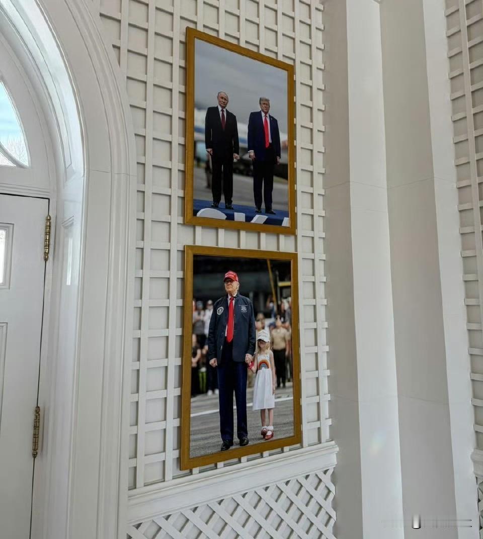 在联接白宫西翼和总统官邸的大厅里，一张特朗普总统和普京总统在阿拉斯加夏季峰会期间