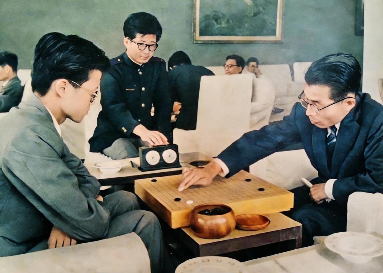 1962年，围棋名将陈祖德，正与日本棋手尾原武雄七段对弈，一张罕见的老照片定格了
