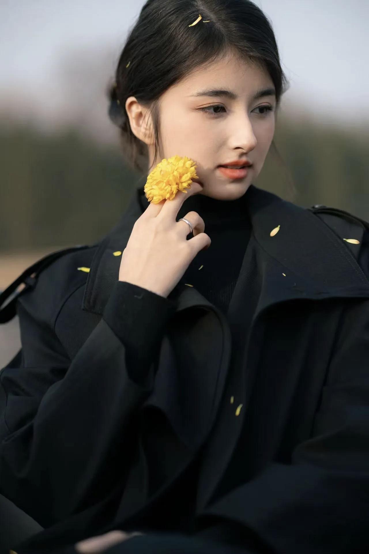 穿搭风格系列/一身黑色的美女穿搭，凸显了眉清目秀唇红齿白肤白貌美气质佳什么样的美