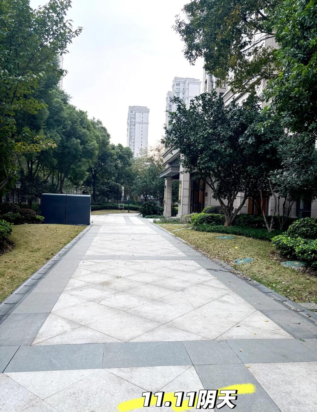 武汉11.11阴天、最近的太阳都不见了
最近都是这种阴冷的天气、多穿点、好冷🥶