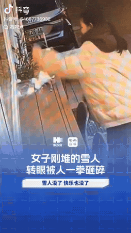 北京，一姑娘在自家屋外的小桌子上精心堆了个雪人，没想到她进屋找个材料，转眼雪人就