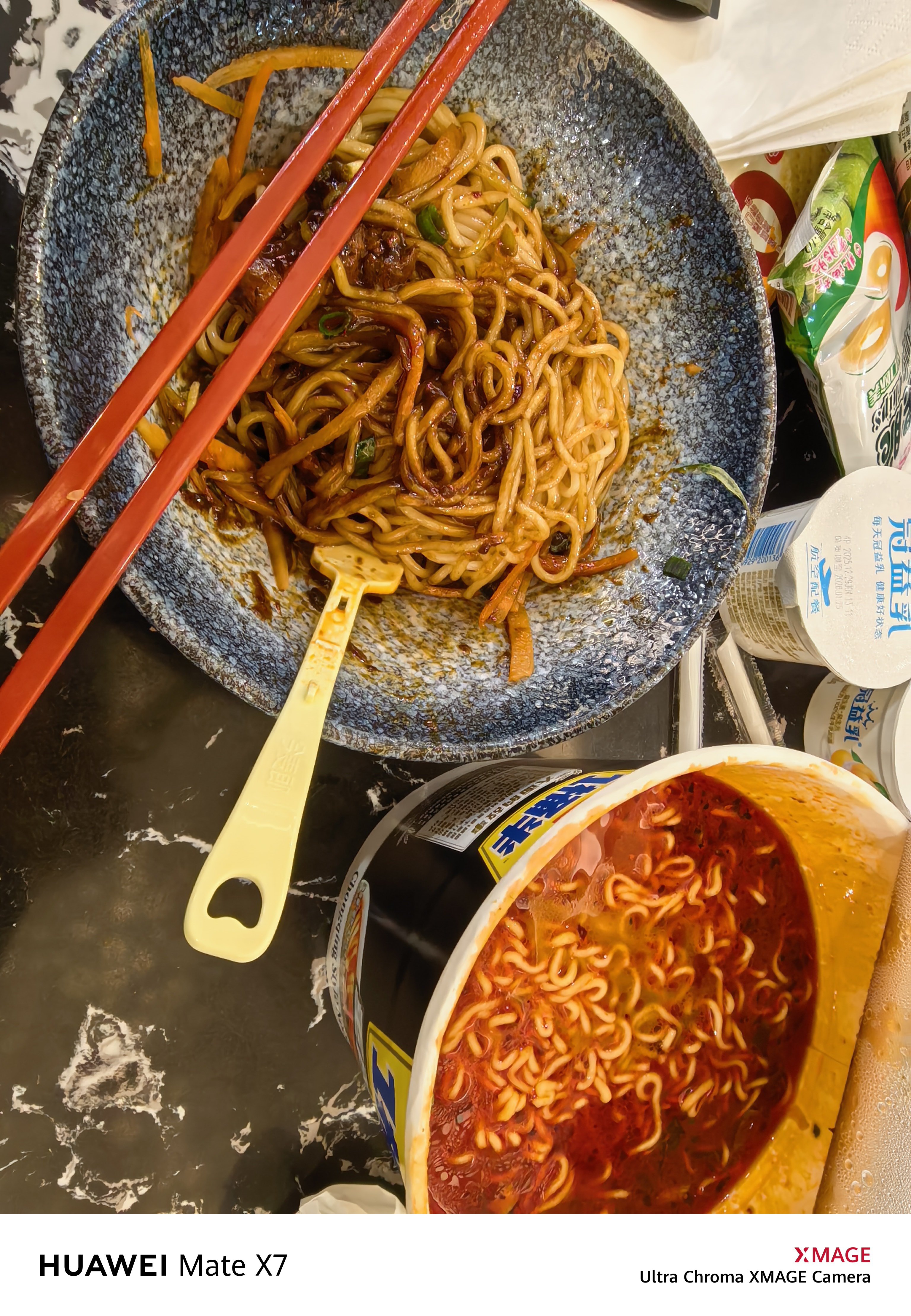 首都机场国航休息室的炸酱面快跑果然最好吃的还是泡面。相比之下重庆机场休息室的小面