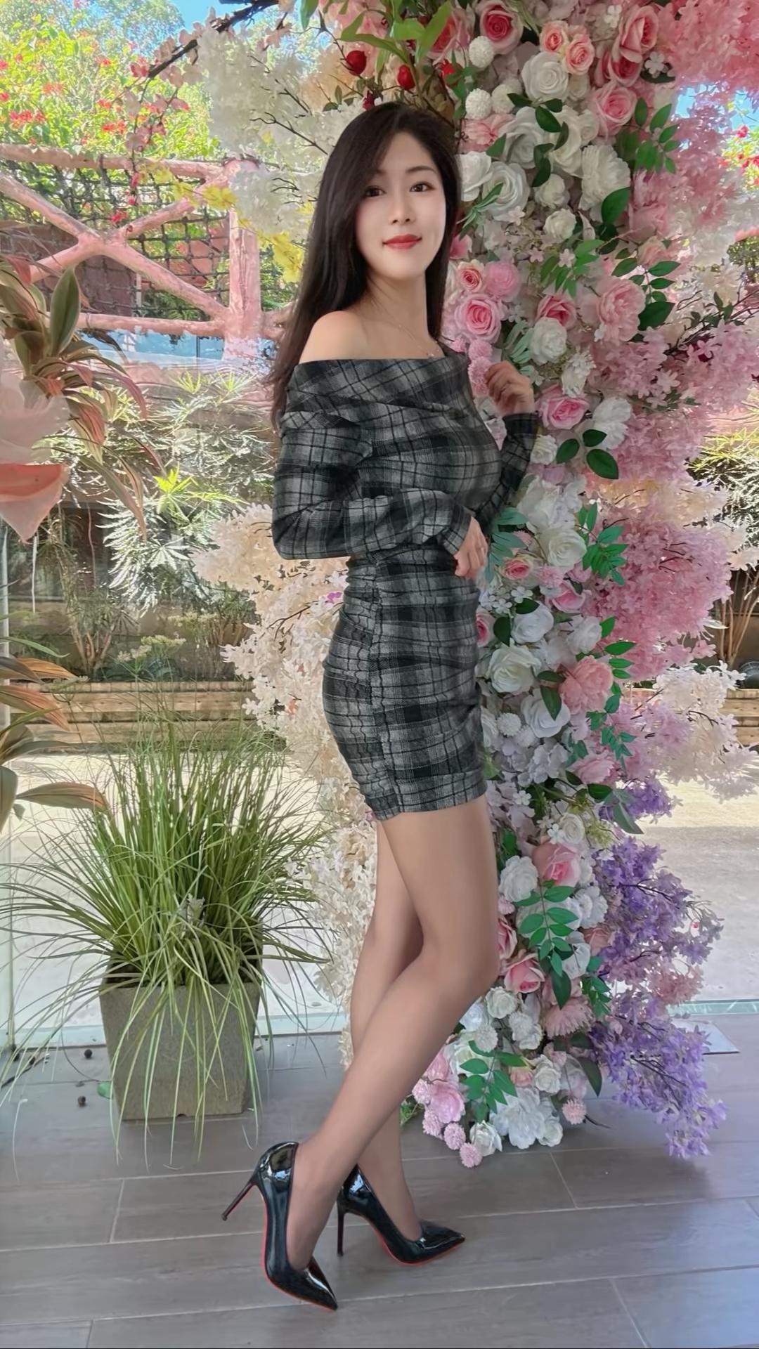 第一组（花墙背景）：身着灰黑格纹露肩连衣裙，搭配黑色尖头高跟鞋，站在繁花簇拥的花
