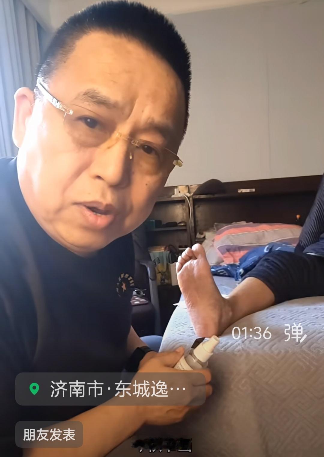 著名曲艺家姜桂成为92岁的父亲修脚。向姜桂成同志学习，交这样的朋友放心！