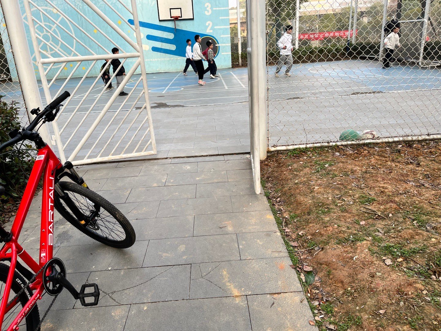 足球的魅力，从来都不只是赛场的胜负。 