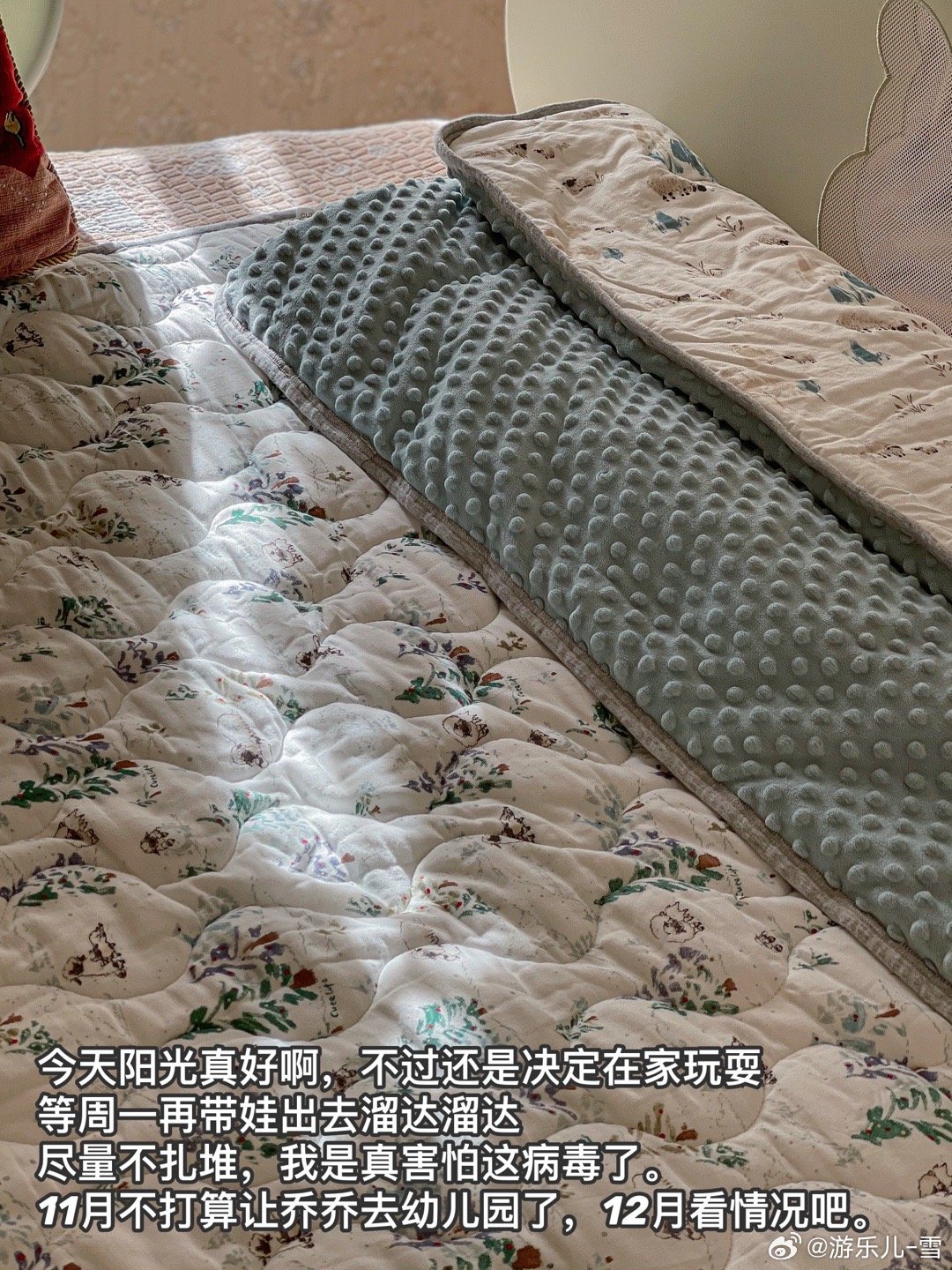阳光明媚，可一看是周日，还是不凑热闹家里带娃吧。乔乔爱上托马斯小火车，我也喜欢，