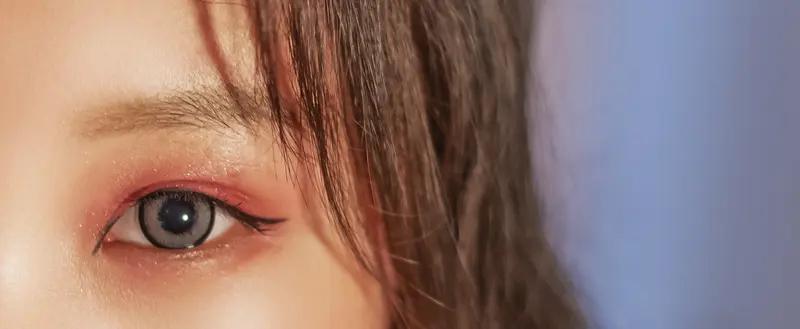 山西太原的王女士是个网络主播，因工作得化全妆，常年戴美瞳，这一戴就是十几年。最近