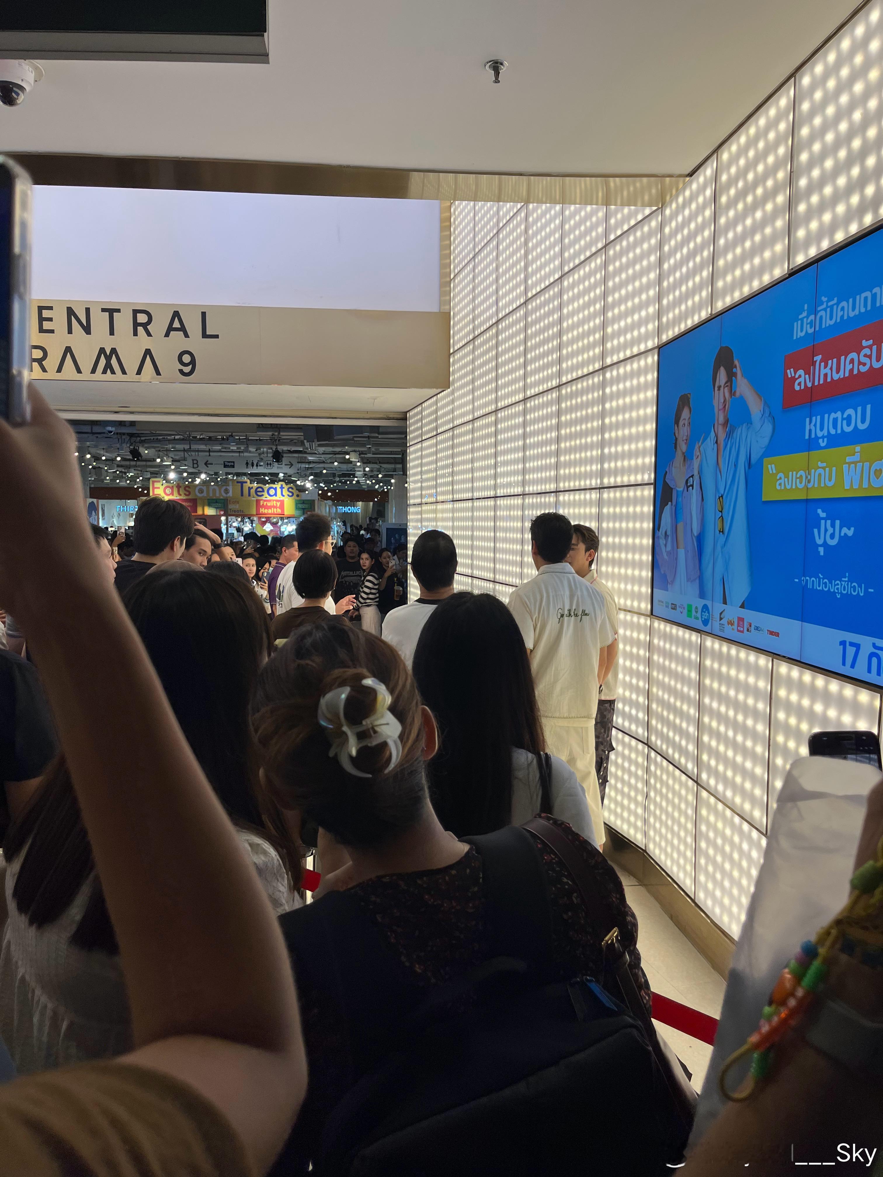 终于我也偶遇nadech了哈哈哈 ​​​