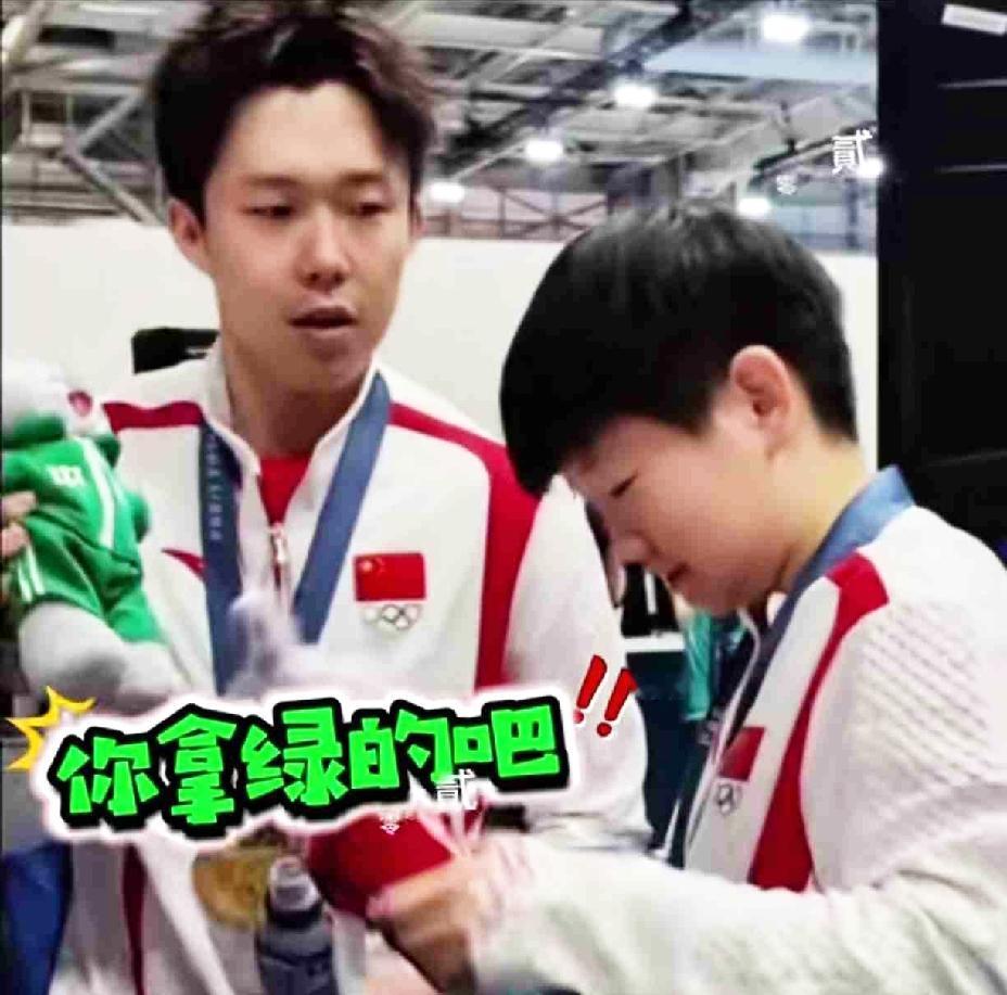 还记得巴黎奥运会，
莎莎让大头拿绿色的玩偶，
如今这句话又“应验”了。

王楚钦