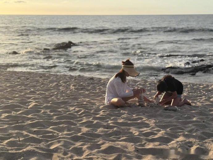 孙俪小花旅行照 小花给孙俪录海浪声 孙俪和小花的旅行照充满暖意，小花给妈妈录海浪