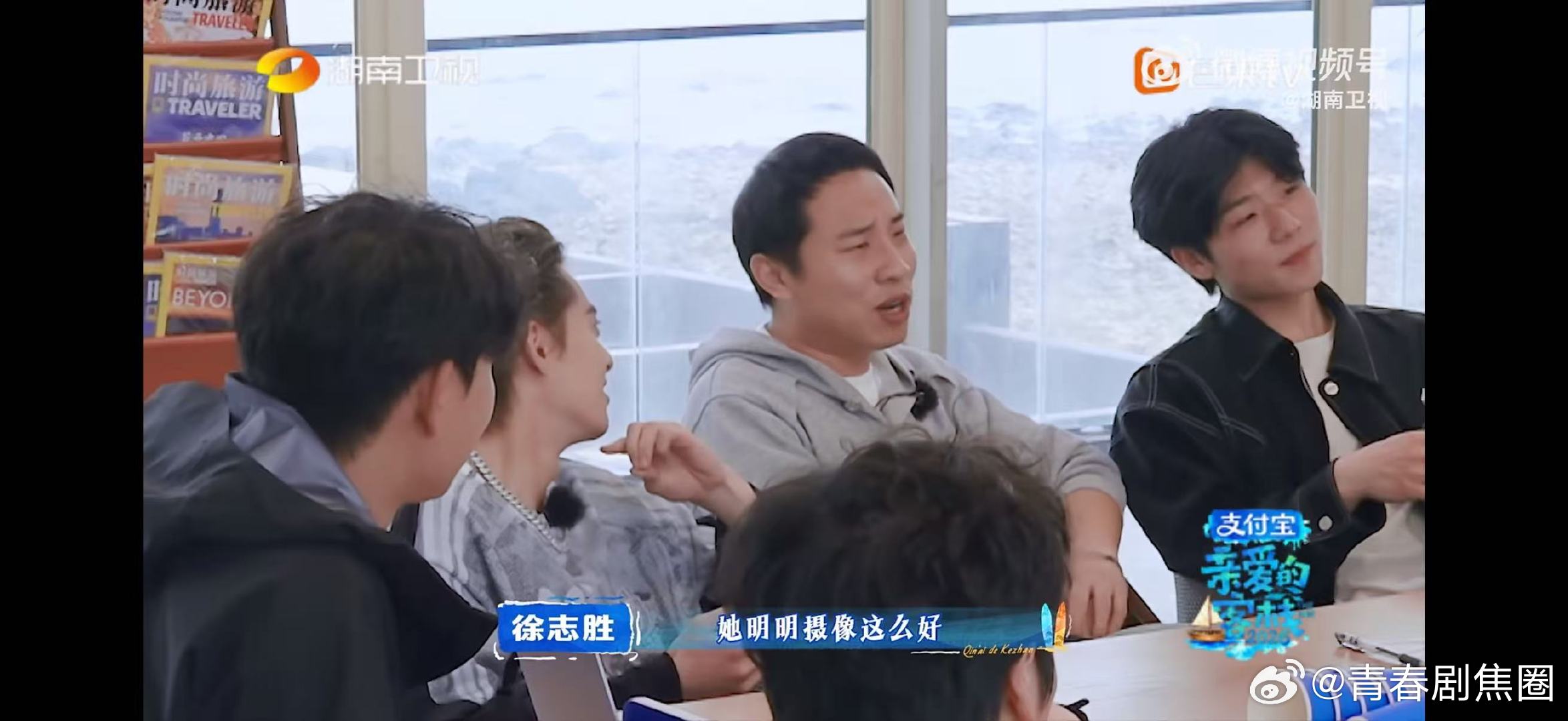 沈月客栈唯一站姐的权威亲爱的客栈沈月镜头下的大家也太可爱了，笑容干净又治愈，妥妥