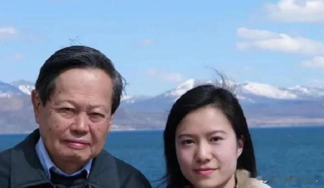 你敢信，杨振宁的大儿子直接跟人说：“翁帆压根不像我后妈，更像我爸的亲妹妹，对我爸
