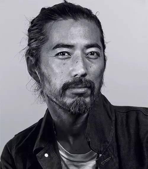 段位越高的男人，对女人就越容易冷静。一张高冷的脸，生人勿近。女人来了他不迎接，女