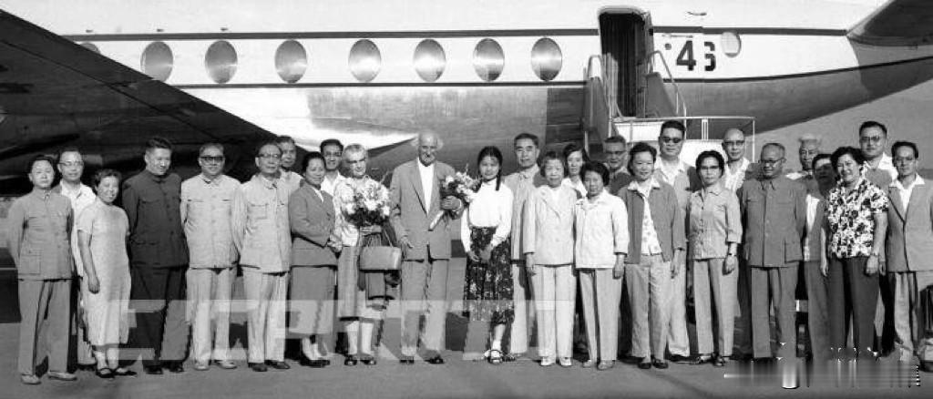 【周总理历史上的今天——6月22日】
1964年6月22日，​早晨，​周恩来和邓