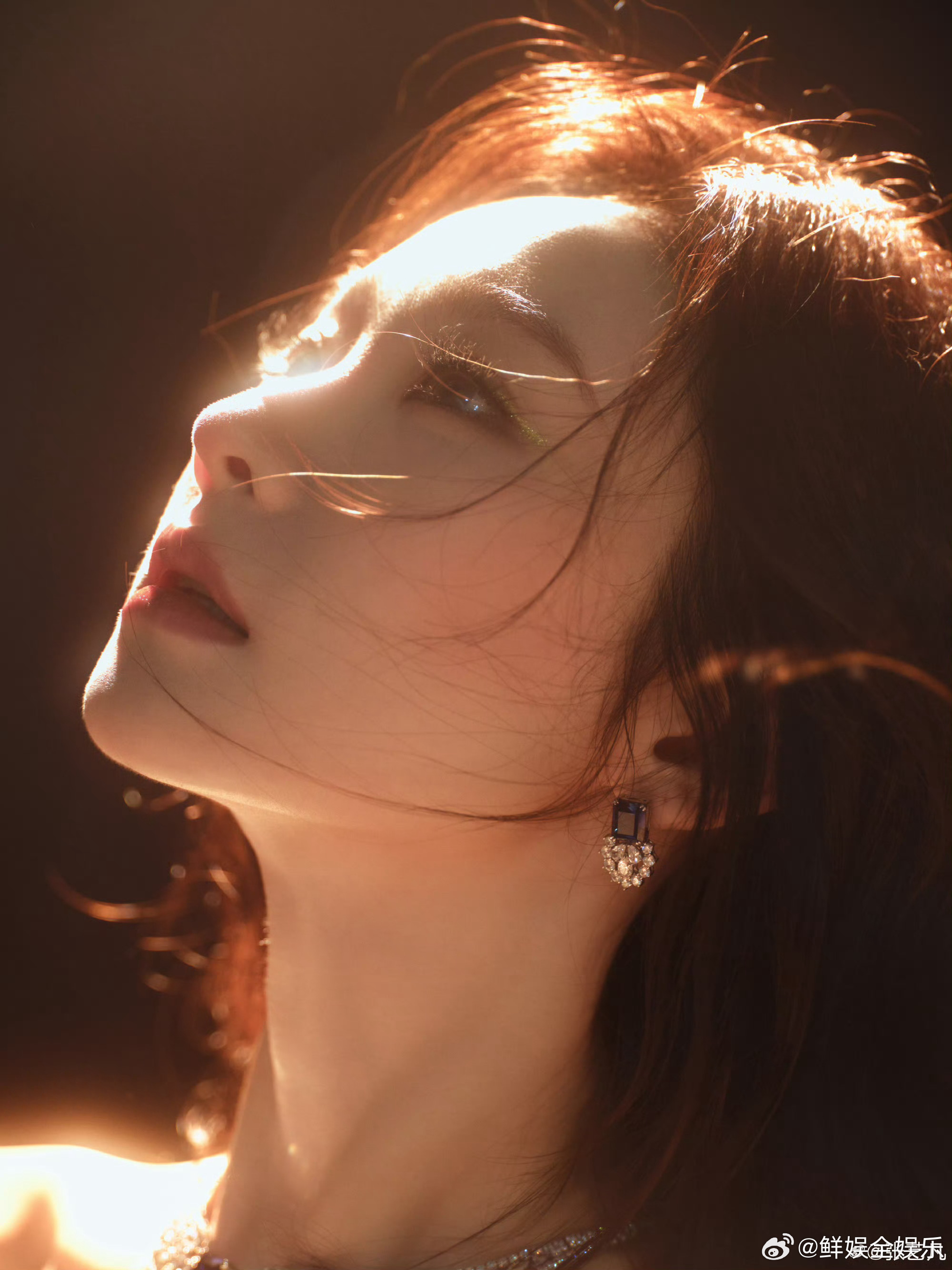 张艺凡时装周神女造型都来看张艺凡拿着蜡烛神女走秀这段！张艺凡拿蜡烛走秀张艺凡神女