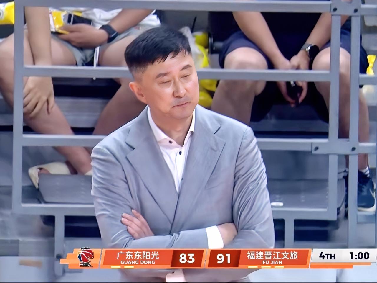 朱芳雨：杜指导，你这每场换着法子折磨广东球迷啊？你是不是还在闹肚子？要不休息？