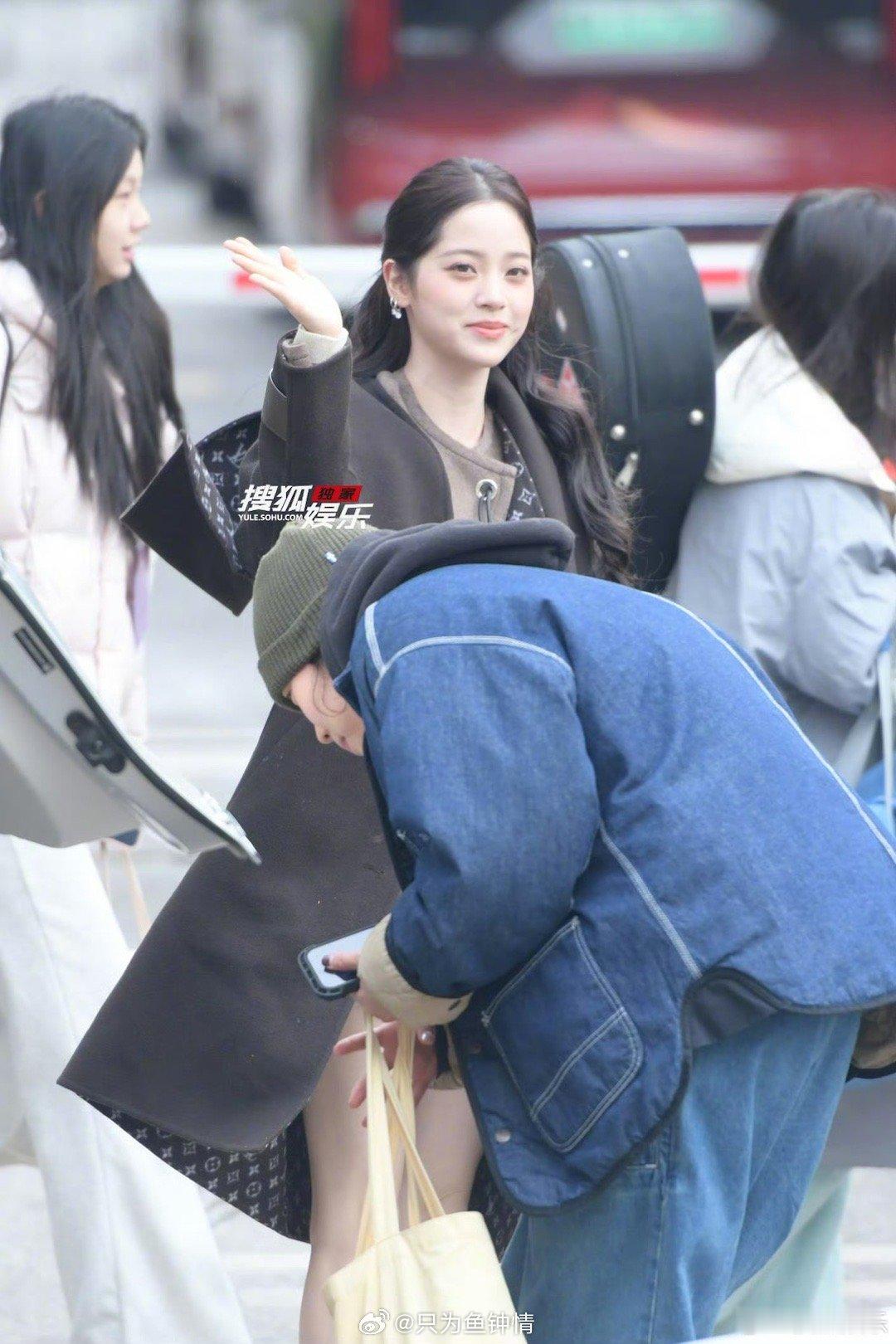 欧阳娜娜马年春晚第二次联排   又被娜娜美到了！半扎发造型俏皮又优雅，搭配温柔卡