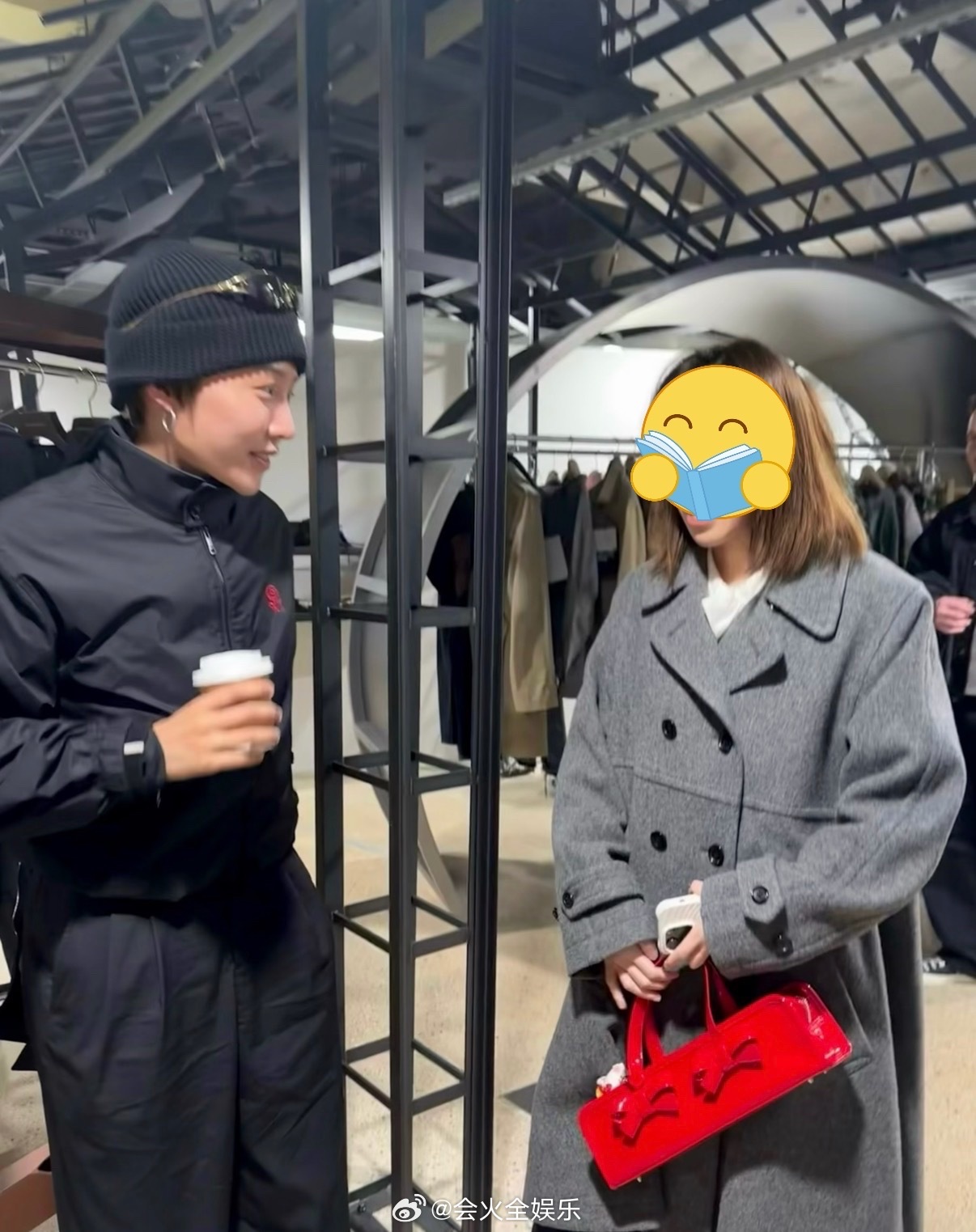 听到粉丝说17岁就喜欢自己的反应好好笑😂伦敦偶遇刘雨昕刘雨昕与偶遇粉丝合影