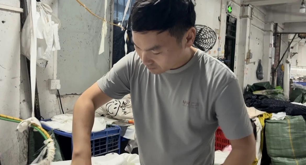 今天下班有点早，太早了都有点不习惯…
今天下午5点去厂里吃饭，吃完饭发现没有衣服