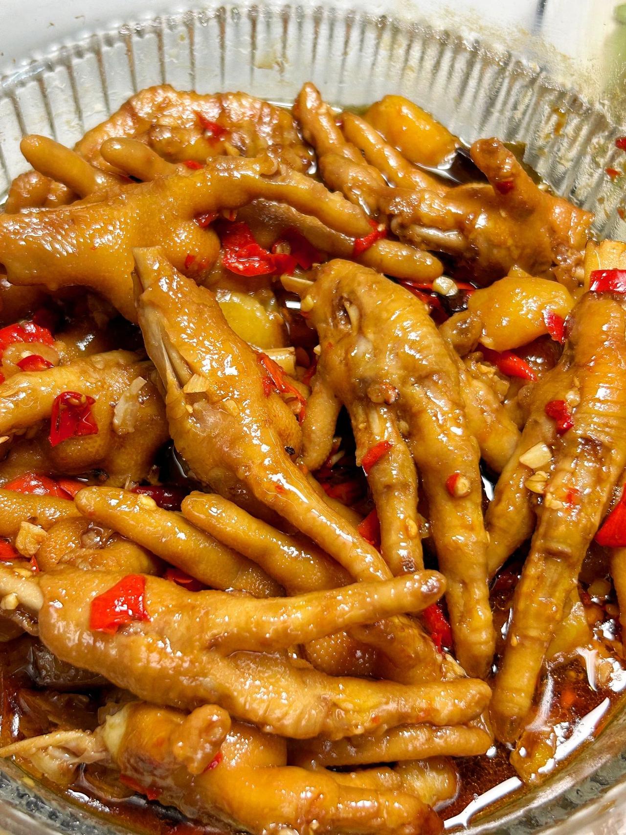 爆好吃的香辣鸡爪，太太太好啃了

今天做了超辣超美味的香辣鸡爪，不管是下饭还是当