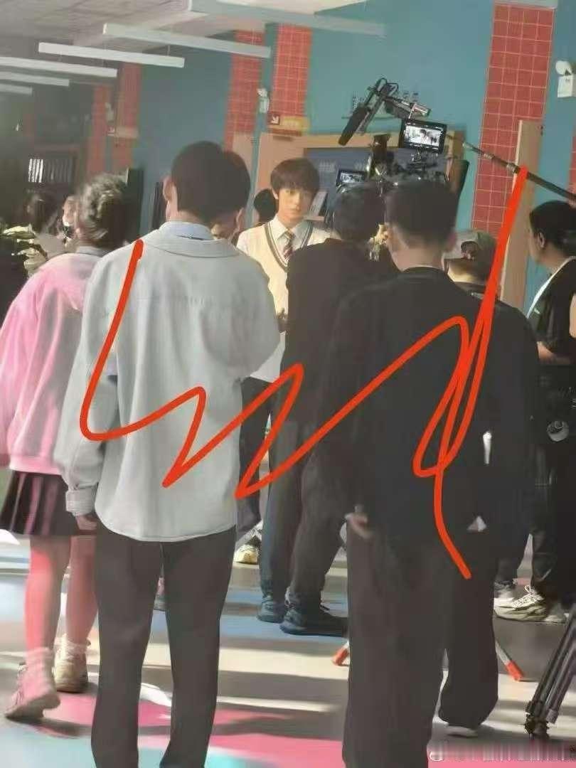 王橹杰付彬言拍摄路透王橹杰付彬言拍摄  好乖的造型 