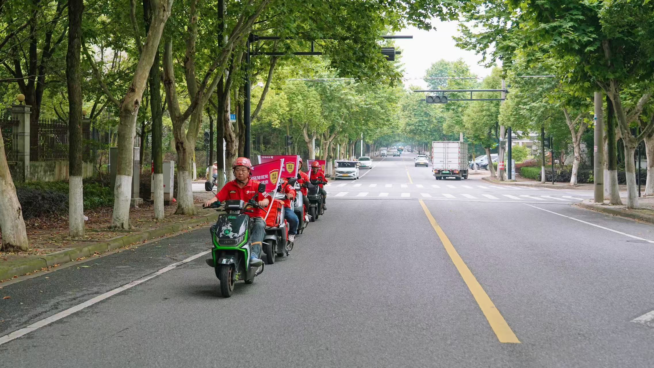 考生最着急时遇到了京东骑手幸运锦鲤前来相伴，为追梦学子加持福气。高考第一天勇敢向