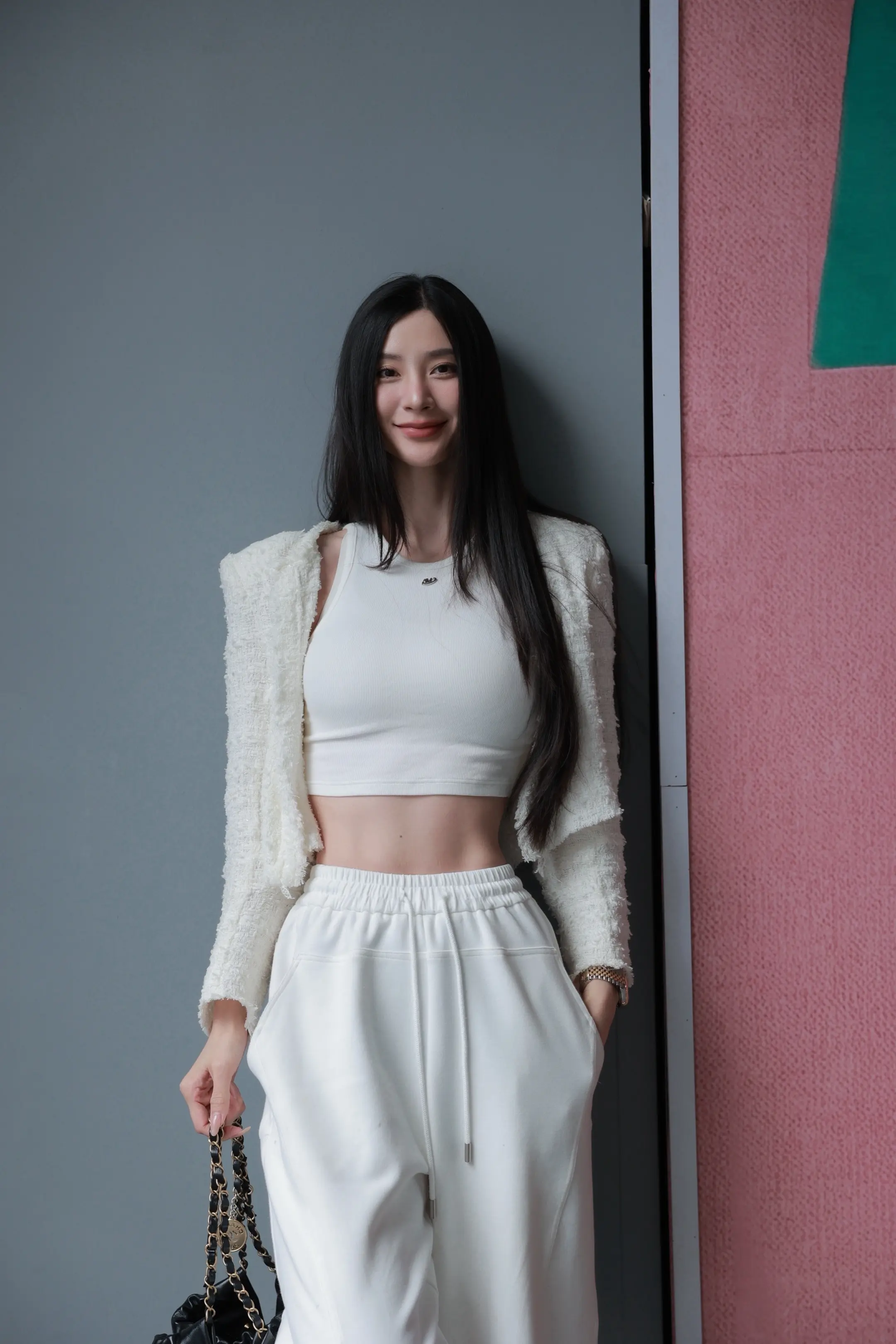 一身白随便穿穿都好看。