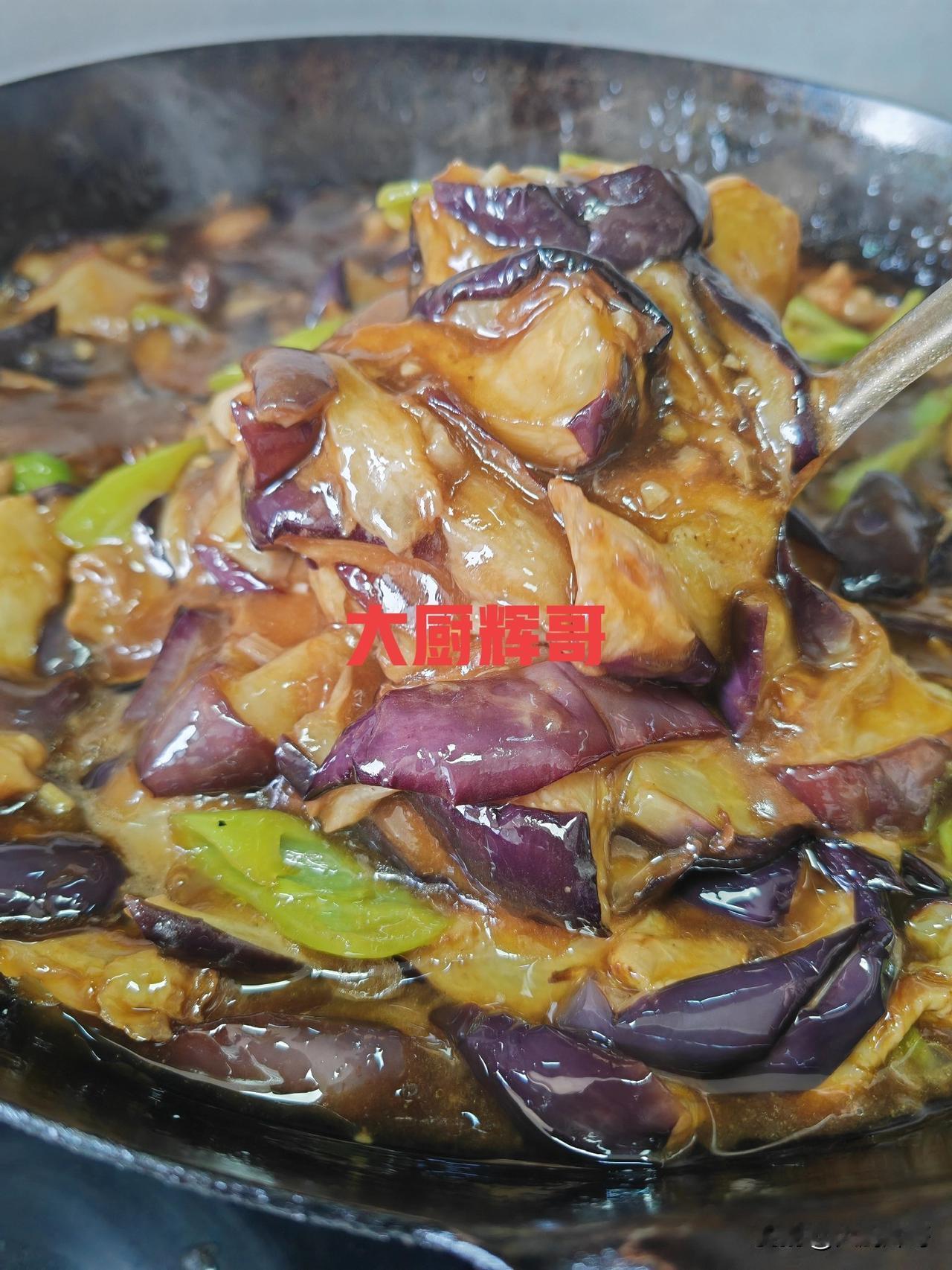 午餐解锁烧茄子，下饭还好吃！
茄子切滚刀块，尖椒或青椒切成小块，葱姜蒜切碎备用。
