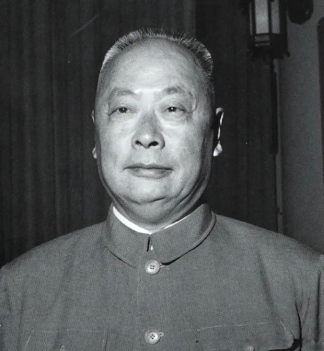 【60年代，陈毅一家五口在广州拍了照片，张茜40岁，笑容灿烂】1954年9月，陈