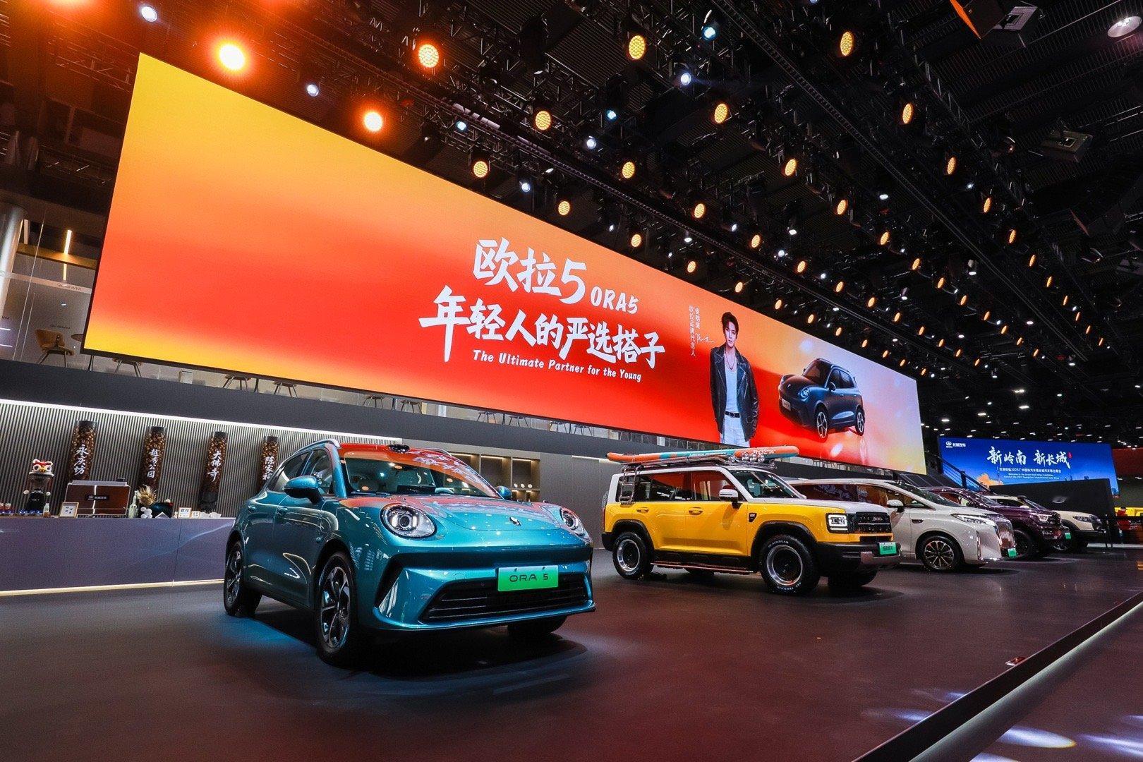 欧拉5这款车我个人觉得是很有个性的小SUV，从这次广州车展展车的高饱和度的鲜艳配