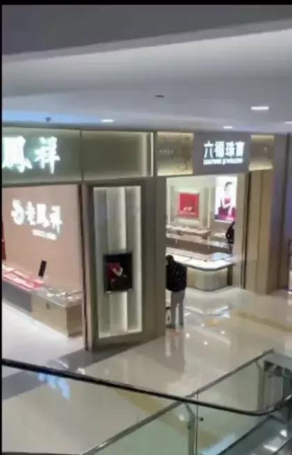 真的是太奇怪了，一边是上海老凤祥，一边是香港六福珠宝，两家金店出售的都是同样的金