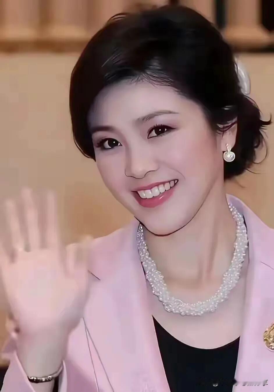 长得那么漂亮，身材那么性感，难怪会成为无数男人的梦中情人。感觉她真是天生一张精致