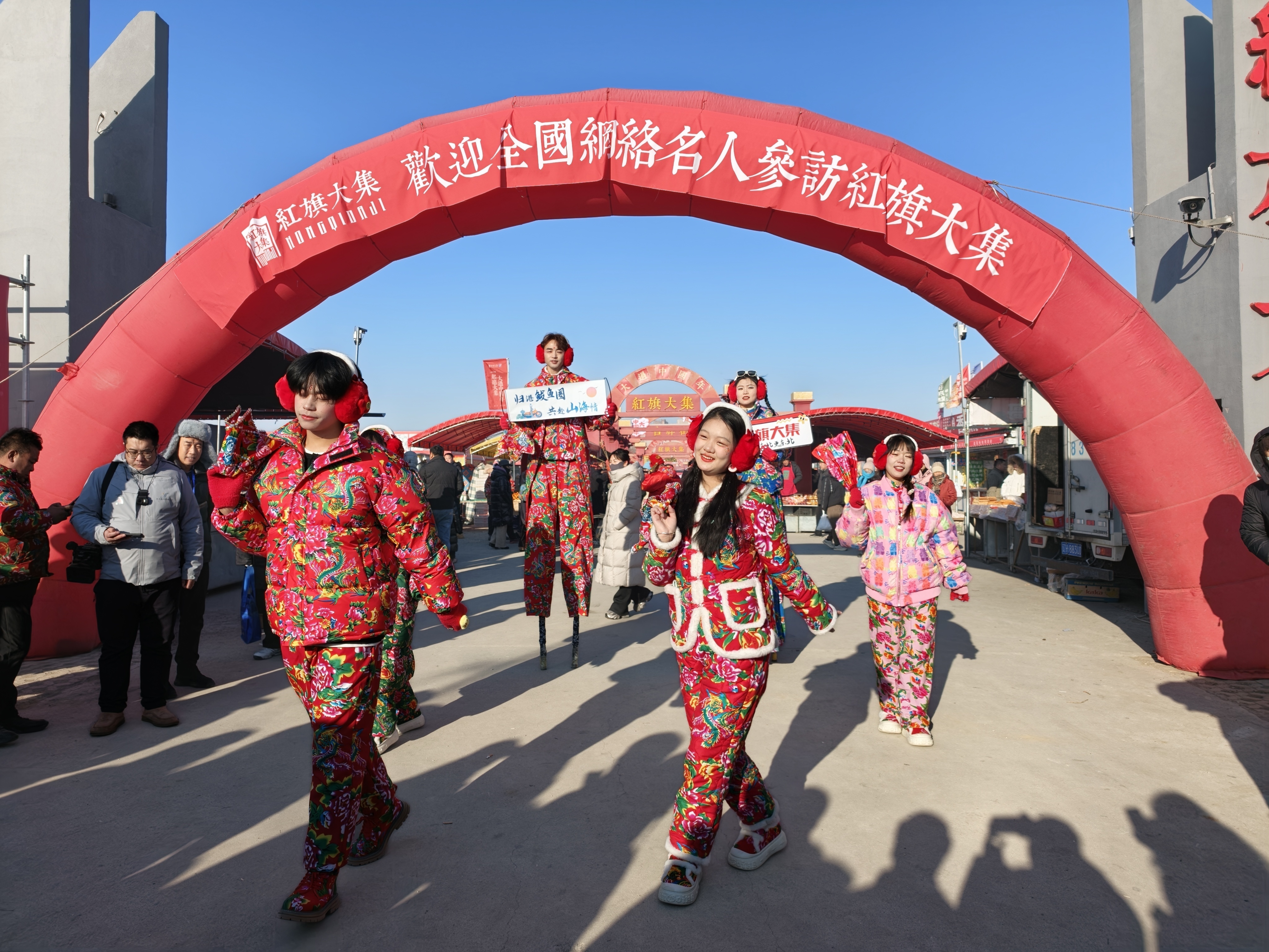 清晨的营口红旗大集人声鼎沸，热气腾腾的早点香气四溢。刚出笼的粘豆包金黄软糯，酸汤