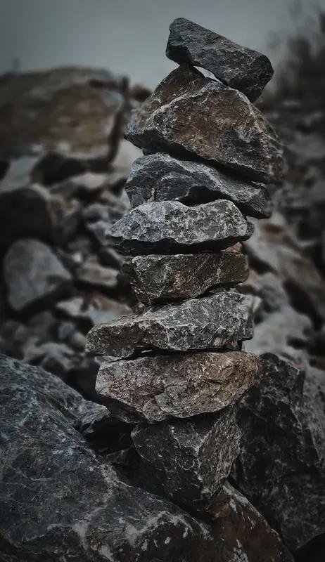 电影《坚如磐石》怎么样? 电影《坚如磐石》挺有看头。它剧情紧凑，反转不断，让人一