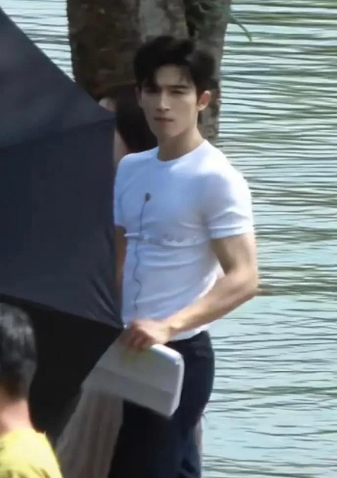 于正的眼光果然没有问题，这腰臀比例好惊艳！ 