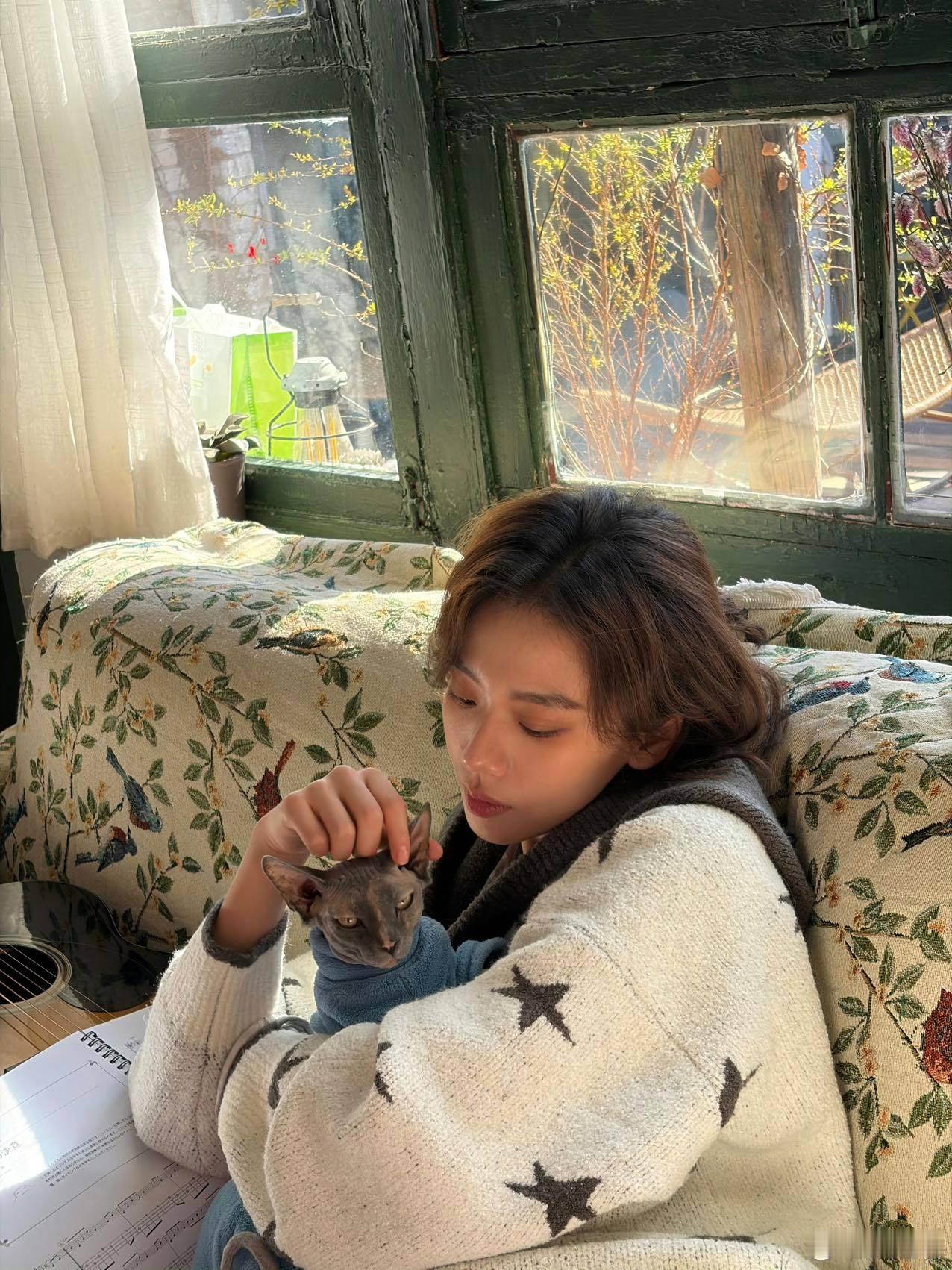 对王晓赟子的反差没有抵抗力 谁懂王晓赟子这反差的奇妙之处啊！舞台上她穿着复古服装