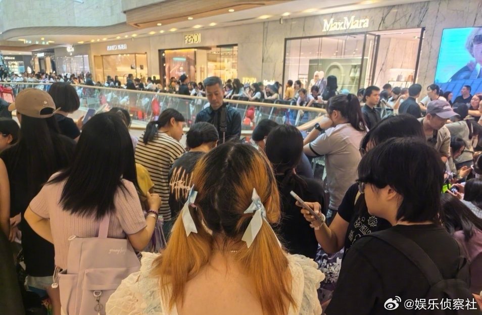 邓为哥哥现场除了人还是人，稳稳地好安心，相亲相爱一家人！[心]｜邓为 ​​​