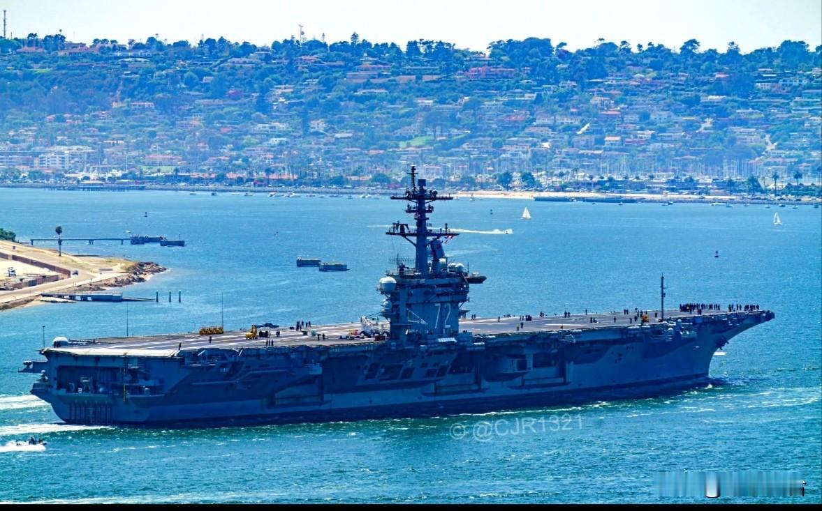 12月25日，美国海军“林肯”号航母驶入南海。

都不嫌丢人，又跑来显摆！

半