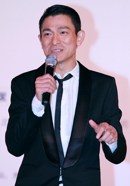 19岁一见钟情，然后躲了二十年。
朱丽倩不是等，是藏。
刘德华在台上光芒万丈时，