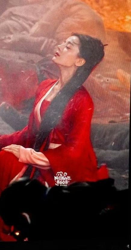 热巴为了这部剧可谓是尽心尽力，特意找来自己的造型师来拍摄宣传物料，足见她对这部剧